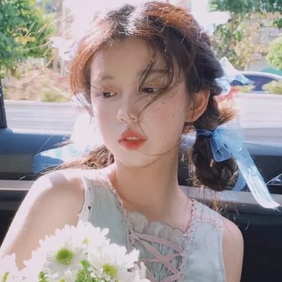 她在这里